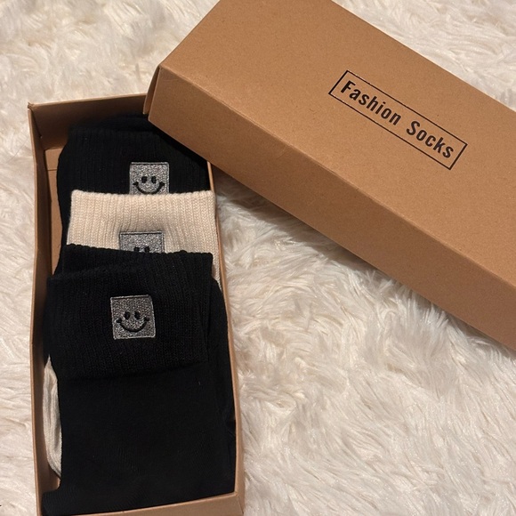 3-Pack Women's Crew Socks - Black & Cream Smiley Patch - Picture 2 of 3